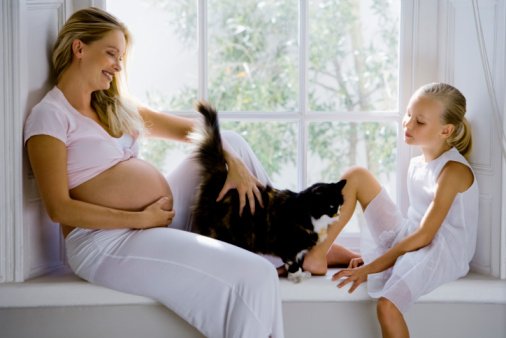 donna-incinta-con-gatto